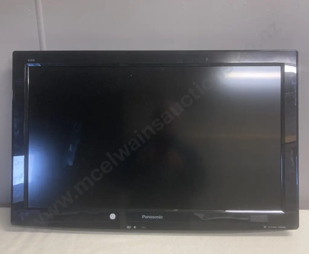 Panasonic Viera 32" LCD TV Model TH-L32X20Z, Built In Freeview, (No Stand, No Remote Control) Image 1++